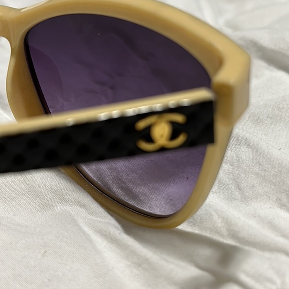 Cute oversized sunglasses. - Picture 3 of 5